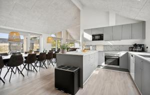 Η κουζίνα ή μικρή κουζίνα στο 5 Bedroom Beautiful Home In Rømø