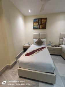 een slaapkamer met een groot bed en een bank bij Sher-E-Punjab in Calcutta