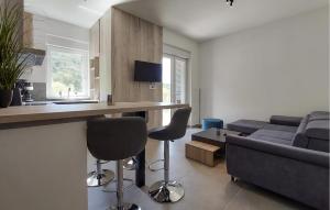 uma cozinha e sala de estar com um sofá e uma mesa em 2 Bedroom Beautiful Apartment In Plomin Luka em Plomin