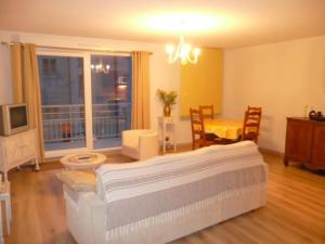 salon z kanapą, stołem i telewizorem w obiekcie Bel appartement plage, 2 chambres, balcon ensoleillé, garage privatif, animaux acceptés, WIFI optionnel - FR-1-674-2 w mieście Berck-sur-Mer