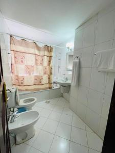 y baño con aseo y lavamanos. en أجنحة أبو قبع الفندقيةAbu Quboh Hotel Suite Apartment en Amán