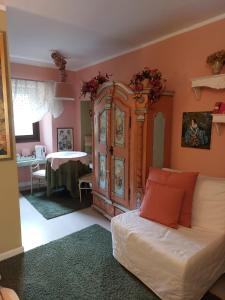 um quarto com uma cama e um grande armário de madeira em Una Franca Camere Di Charme em Biella