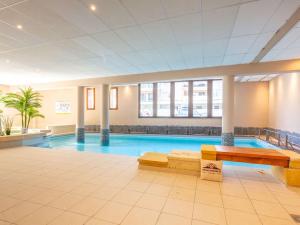 duży basen w dużym budynku w obiekcie Appartement 6 pers, balcon, piscine & sauna, parking sécurisé, Saint-Lary-Soulan - FR-1-296-421 w mieście Saint-Lary-Soulan +9 zdjęć
