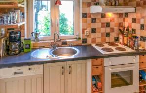una cocina con fregadero y estufa en 2 Bedroom Amazing Home In Gärsnäs, en Gärsnäs
