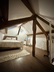 1 dormitorio con 1 cama grande en el ático en Charmant Duplex proche de Paris en Saint-Brice-sous-Forêt