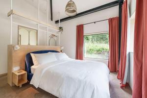 una camera con un grande letto e una finestra di Luxury Eco Escape in South Devon a Darlington