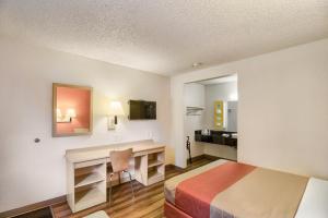 Katil atau katil-katil dalam bilik di Motel 6-Everett, WA - South
