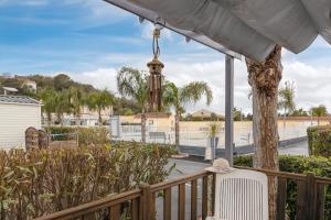 een veranda met een hek en een kroonluchter bij Ohana Cottage in Fréjus