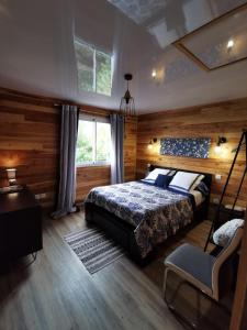 勒唐蓬的住宿－Bungalow Tillandsia，一间卧室设有一张大床和一个窗户。
