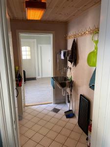 een badkamer met een wastafel, een spiegel en een deur bij Villa Hegeland in Vråliosen