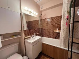 ein Badezimmer mit einem Waschbecken, einer Badewanne und einem WC in der Unterkunft Studio Le Grau-du-Roi, 1 pièce, 4 personnes - FR-1-717-49 in Le Grau-du-Roi
