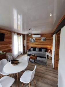 勒唐蓬Bungalow Tillandsia的带沙发、桌子和椅子的客厅
