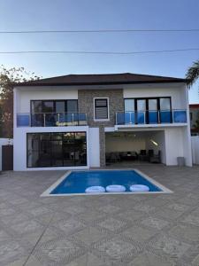 拉維加的住宿－La Vega City home with pool，一座房子前面设有游泳池