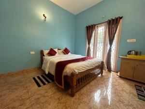 1 dormitorio con cama y ventana grande en Dream Ville Homestay en Kodaikānāl