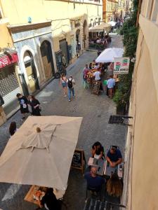 una vista aérea de una calle con sombrilla en Corso Suite 107 Rooms Wellness & Spa en Roma
