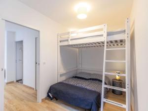 科特雷的住宿－Appartement Cauterets, 3 pièces, 8 personnes - FR-1-401-266，一间卧室设有两张双层床和梯子