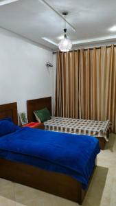1 dormitorio con 2 camas y cortina en Medina 1, en Fez