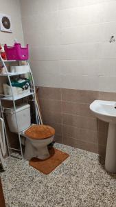 ein Bad mit einem WC und einem Waschbecken in der Unterkunft Medina 1 in Fès
