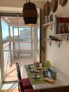 un tavolo in una cucina con vista su un balcone di La Porta di San Domenico a Sessa Aurunca