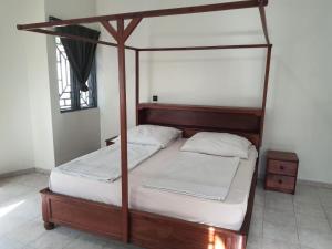 1 Schlafzimmer mit 2 Etagenbetten und einem Fenster in der Unterkunft Appartement Seth in Lomé