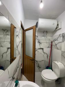 地拉那的住宿－Agroni Rooms，一间带卫生间和水槽的浴室