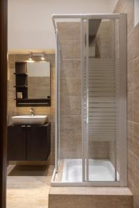 een badkamer met een douche en een wastafel bij Casa Vacanze Alla Maison in Fiumicino