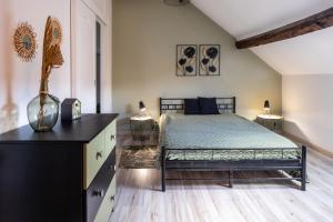 een slaapkamer met een bed en een bureau met 2 lampen bij Wine-grower's House At Pras-burgundy in Genouilly