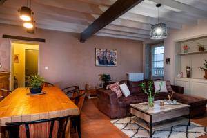 een woonkamer met een bank en een tafel bij Wine-grower's House At Pras-burgundy in Genouilly