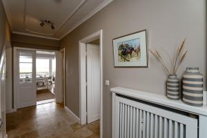 a living room with a vase on a wall at Sylter Seestern Haus Dorfglück in Morsum