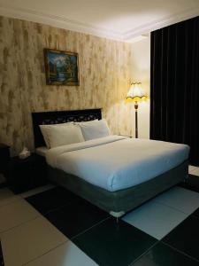 um quarto com uma cama grande num quarto em أجنحة أبو قبع الفندقيةAbu Quboh Hotel Suite Apartment em Amã