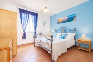 1 dormitorio con 1 cama con paredes azules en Villa Maridoro by HDSalento, en Lido Marini