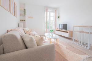 uma sala de estar com um sofá e uma mesa em *Disneyland-Paris* Studio, 2pers, Parking, Wifi em Serris