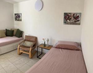 une chambre avec un lit, une chaise et un canapé dans l'établissement Villa Lara - mit separatem extra Zimmer mit Wc und Dusche, à San Vito dei Normanni 90 autres photos