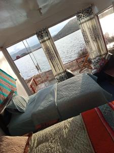 2 camas en un barco con vistas al agua en Blue Lake House, en Puno