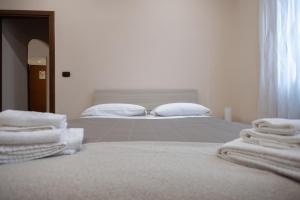 Casa Vacanze Alla Maison في فيوميتشينو: غرفة نوم عليها سرير وفوط