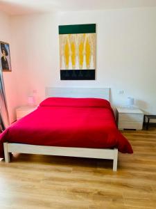 um quarto com uma cama vermelha e um cobertor vermelho em Aria di Casa Experience em Cassino