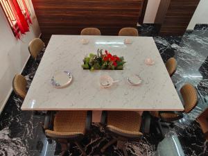 ティルチラーパッリにあるSunshine Villa & Homestayの皿盛りテーブル