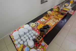 een buffet met eten en drinken op een tafel bij Pousada Augusta in Penha