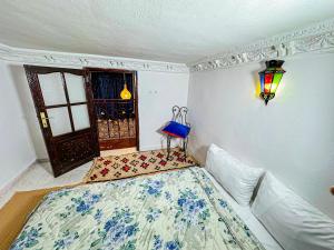 Postel nebo postele na pokoji v ubytování Hostel Speakeasy Fes