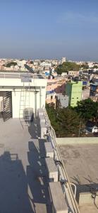vistas a la ciudad desde el techo de un edificio en Kuber Residency en Tirupati