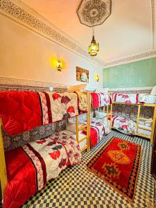 Habitación con 2 literas y sofá en Hostel Speakeasy Fes, en Fez