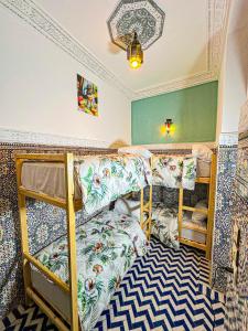 Postel nebo postele na pokoji v ubytování Hostel Speakeasy Fes