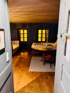 奧迪耶納的住宿－Chambres d’hôtes en centre-ville，带桌子的房间和配有床的房间