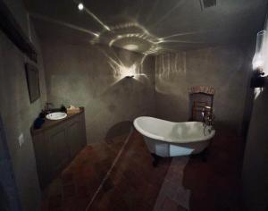 ein Badezimmer mit einer Badewanne und einem Waschbecken in der Unterkunft Chambres d’hôtes en centre-ville in Audierne