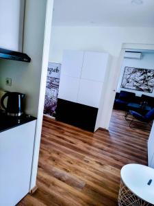 Kuchyňa alebo kuchynka v ubytovaní Octagon Main Square Apartment
