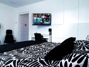 Televízia a/alebo spoločenská miestnosť v ubytovaní Octagon Main Square Apartment