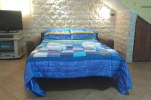 a bed with two pillows on top of it at Open Space da Luca e Laura,a 7 minuti da Alghero. in Olmedo