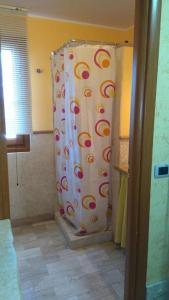 a shower in a bathroom with a shower curtain at Open Space da Luca e Laura,a 7 minuti da Alghero. in Olmedo