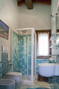 Un baño con bañera, inodoro y lavabo. en Villa Michela tra Cielo e Mare, en Gaeta