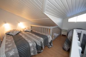 sypialnia z dużym łóżkiem na poddaszu w obiekcie Moonlight 402 Levi w mieście Sirkka